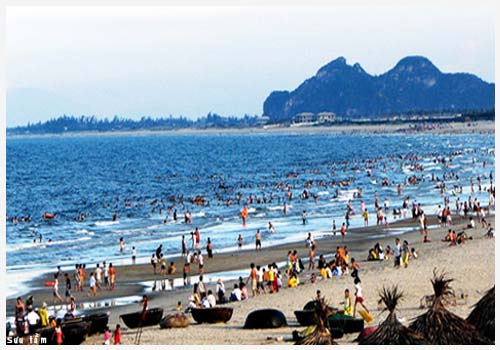 Bãi biển Đà Nẵng đông người nhưng sạch
